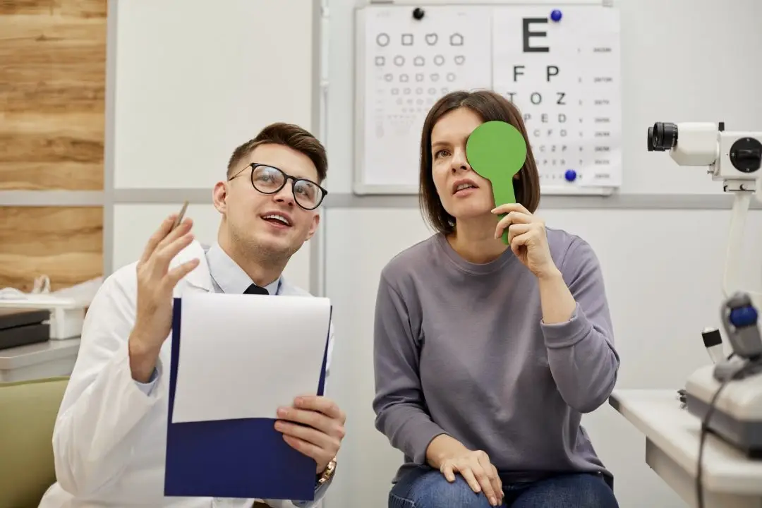 Persona fent una prova de la vista