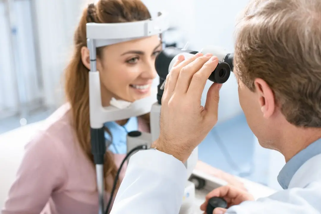 Oftalmòleg examinant la vista d'un pacient amb una làmpada de fenedura